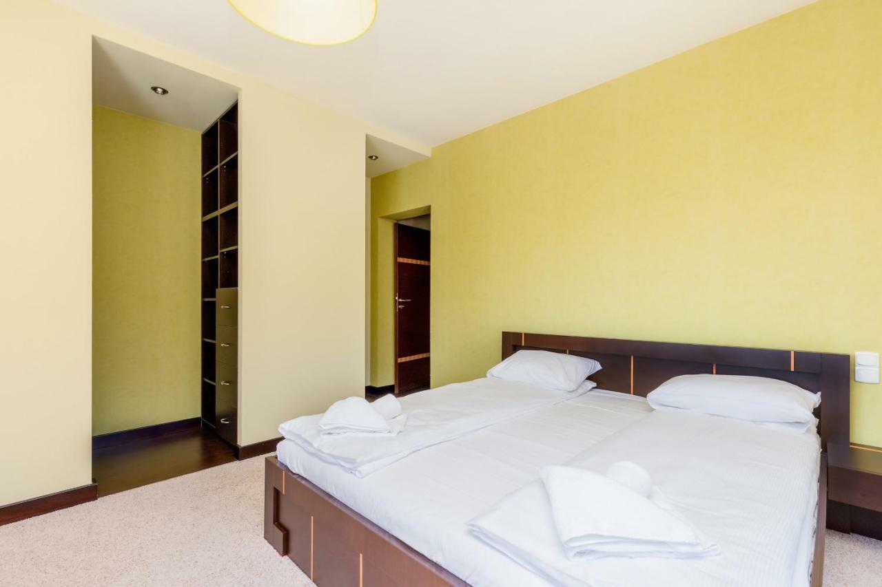 Spacerowa With Parking By Renters Apartment *